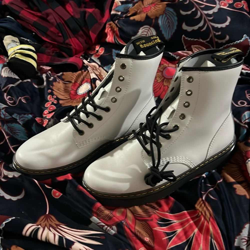 NEW white mens size 9m Doc Martens.